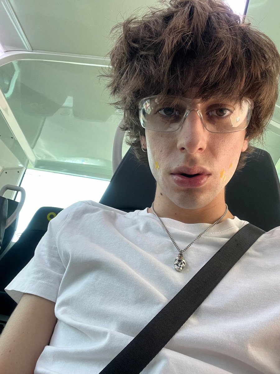 Mi novia👰🏼‍♀️🔥 bueno cuentame tu día, que has hecho hoy?

🥷ya sabes lo de siempre 

👰🏼‍♀️nada interesante?

🥷 42°00′00″n 71°00′00″o

👰🏼‍♀️que?

🥷ahi enterré el cuerpo de derek a las 2 am detrás de la vieja gasolinera el cielo estaba rojo como si supiera lo que había hecho

pov yo💀: