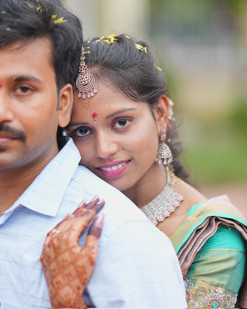 VenkatVrl's tweet photo. SRIKANTH ❤️ VAISHNAVI 

📸 Shot By - @venkatvrlphotography

#engagement #mantralayam #sonyalpha #Groom&amp;bride #WeddingStyle #DapperLook #GroomInStyle #WeddingOutfit #ClassicElegance #MenWithStyle #makthal #CoupleGoals #LoveInFrames  #venkatvrl_photography #venkatvrl https://t.co/CzCcA9LS6y
