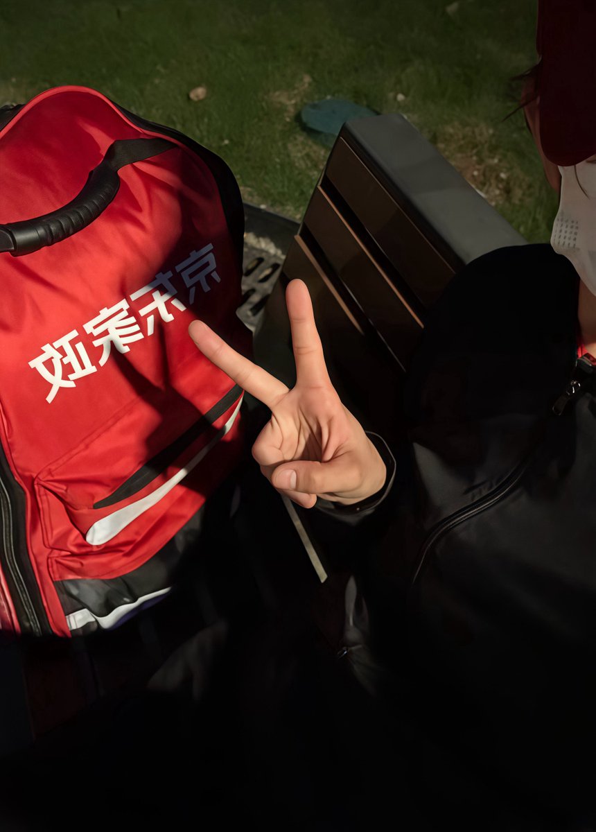 今天的手套没离过手——擦过蒙尘的窗台，理过凌乱的衣柜，连地板的纹路都被拖得发亮。从晨光微露忙到天色沉下来，终于把客户家收拾得清清爽爽。往长椅上一坐，对着我的“装备包”比个耶，今天的烟火气，是用汗水攒来的踏实~