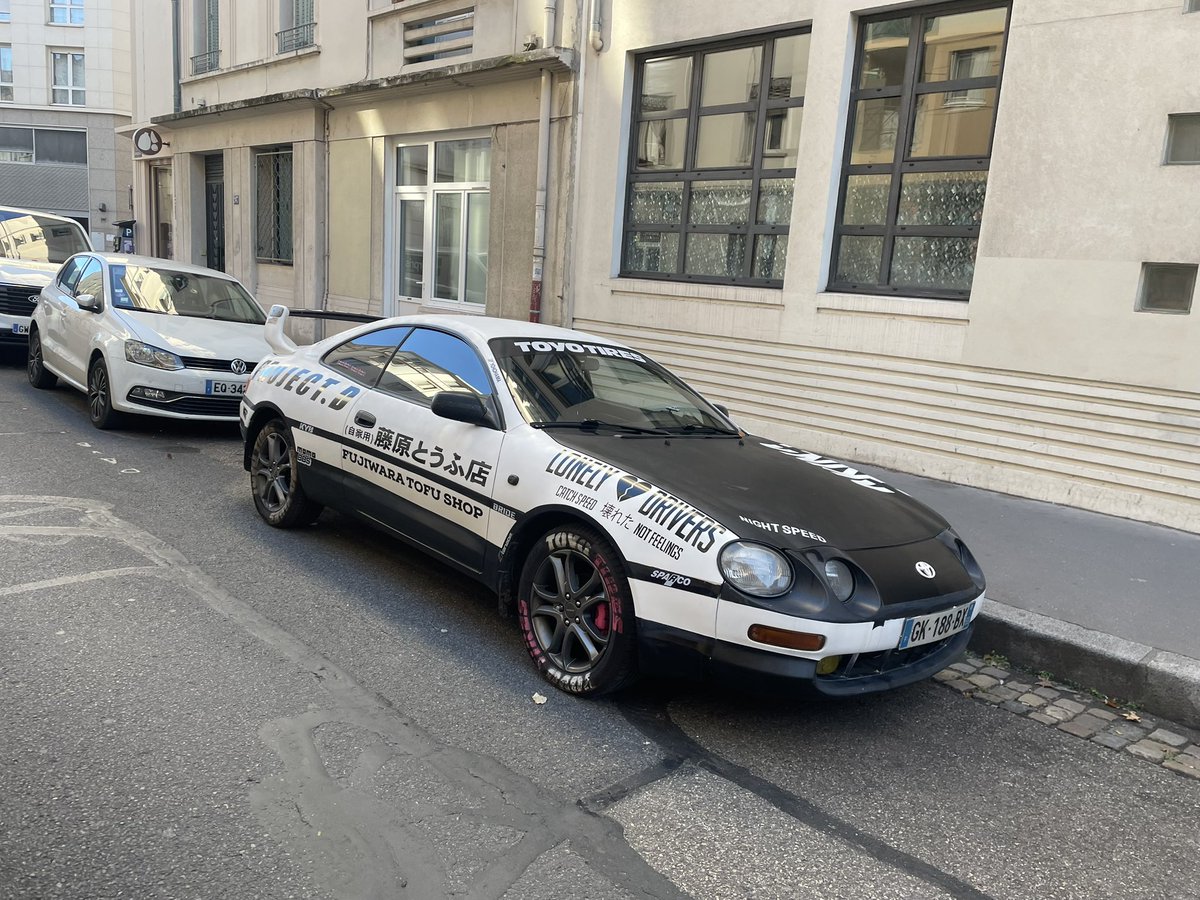 豆腐屋さんの車がいた。