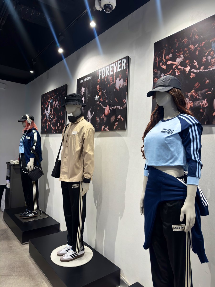 itsbeacastaneda's tweet photo. Oasis x Adidas - Santiago, Chile 🇨🇱🖤 https://t.co/5fGrPddEEM