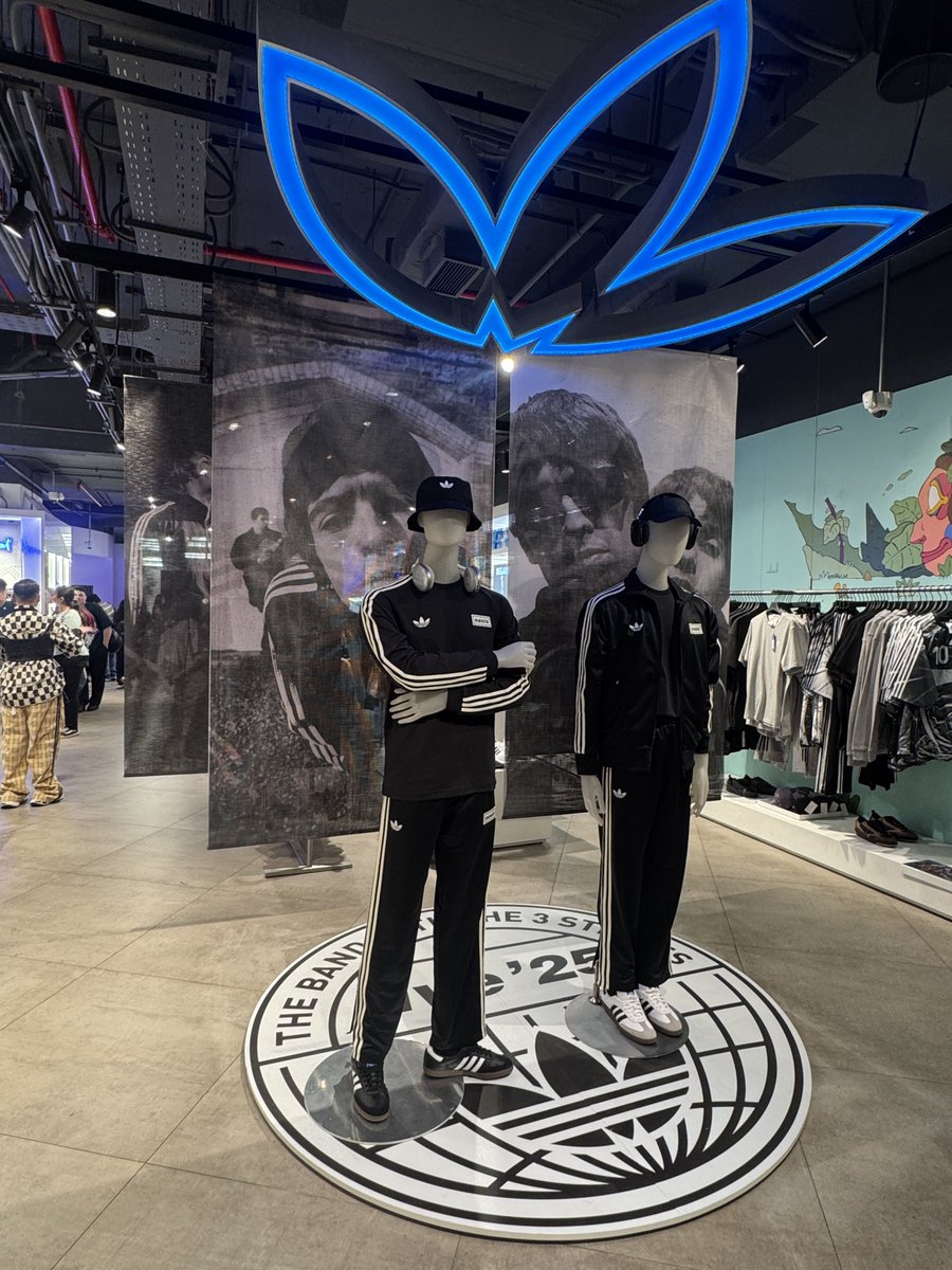 itsbeacastaneda's tweet photo. Oasis x Adidas - Santiago, Chile 🇨🇱🖤 https://t.co/5fGrPddEEM