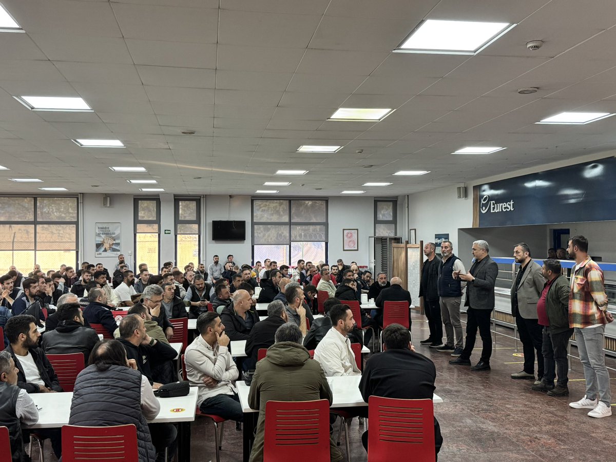 SivanKrmzck's tweet photo. Gebze ve İzmir şubelerimize bağlı DYO Boya işyerinde patronun sevkiyat ve depo bölümlerini taşerona devretme girişimine karşı 
Sendikamız, bu kararın geri çekilmesi için tüm yolları denemiş, görüşmeler yapılmış, işyerinin zarar görmemesi adına gerekli uyarılar yapılmıştır. Ancak işveren, diyalogdan değil dayatmadan yana tavır sergilemiştir.
Biz, taşerona, güvencesizliğe, kölelik düzenine teslim olmadık, olmayacağız. 
Patronun kâr hırsına, emeği ucuzlatma politikalarına, taşeronlaştırma girişimine karşı tek yol mücadele, tek çare örgütlülük dedik. Ve bu yoldan dönmeyeceğiz.
Şube yönetimi olarak, üyelerimizle omuz omuza verdik, Taşerona ve güvencesizliğe geçit vermeyeceğiz. 
Yaşasın örgütlü mücadelemiz! @petrolis_merkez @baristan41