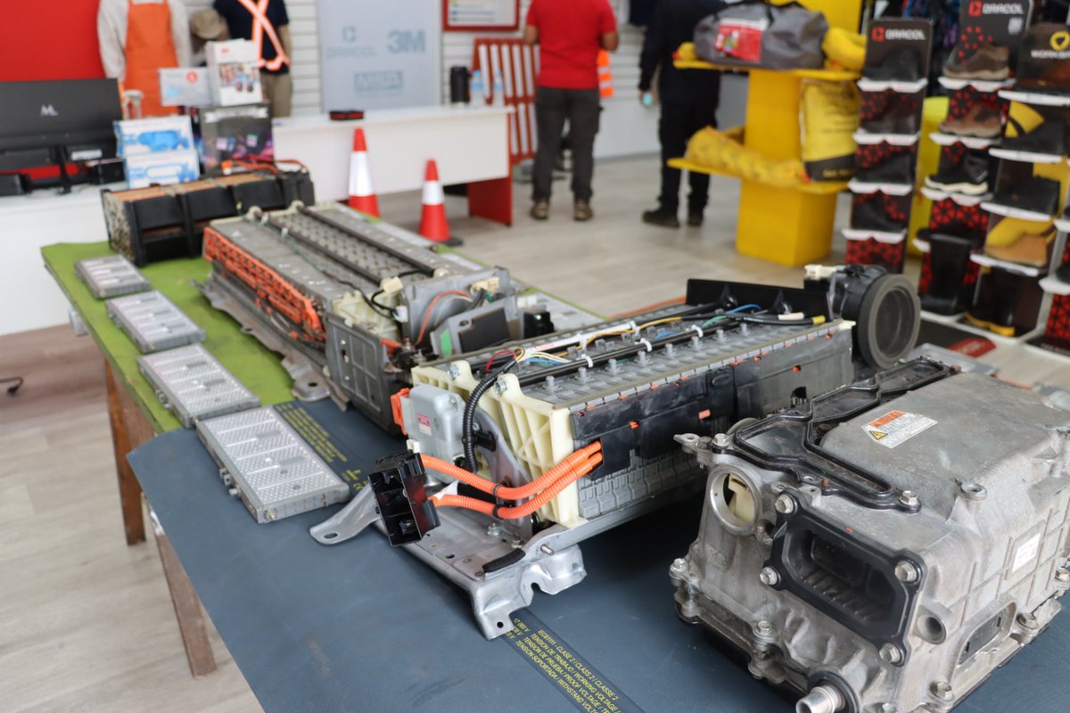 ⚡️🇵🇾🤝🇹🇼 ¡El conocimiento que impulsa el futuro!

En el marco del curso de Mantenimiento y Operación de Vehículos Eléctricos, desarrollado en alianza entre el SNPP y <a href="/taiwanicdfpy/">Misión Técnica de Taiwán en Paraguay</a> ICDF, se forman instructores y profesionales del país en nuevas tecnologías de movilidad eléctrica.