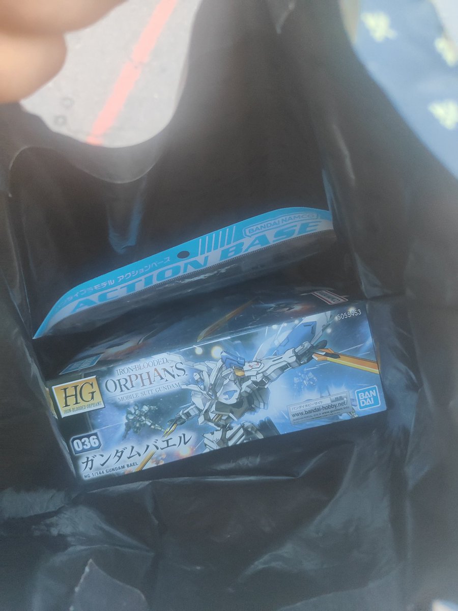 Just bought my very first gundam after a few years that i slowly get interrested by the liscence ;v;