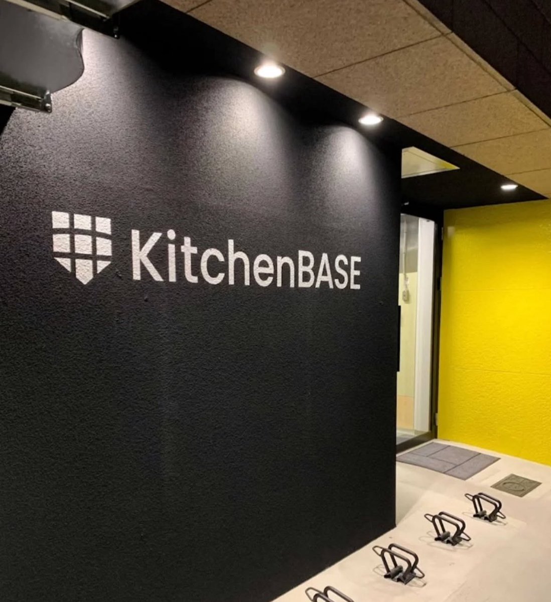 yYNNHVYaO4NuewD's tweet image. 万博のクウェート館で働いていたシェフが構えるクウェートハラールレストラン🍽️の場所が公表❗️
🇰🇼
📍KitchenBASE なんば1階
谷町九丁目駅徒歩6分、近鉄日本橋駅徒歩10分

オープン日はまだ決まってないけど
12月上旬予定だそう！

しかもオープンから数日間は特別なサプライズを用意だって👀楽しみ😊…