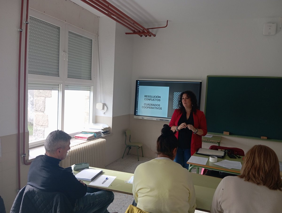 juanen14's tweet photo. En @CRAPEREZVILLANU de Barruecopardo con Vaness Ramajo de la fundación REA, trabajamos la Educación Emocional como medio para mejorar lal convivencia en el centro. @CFIE_CR @educacyl https://t.co/xGnD7RvJ1t