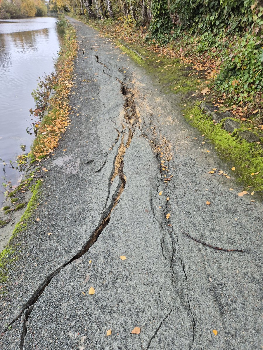 Sorry to report that the towpath  beyond Lumley St steps has suffered a partial collapse and is now closed until further notice. CRT engineers will assess the damage tomorrow (5th Nov). Diversion via Lumley St, Worthing Rd &amp; Bacon Lane to rejoin the canal at Bacon Lane Bridge.