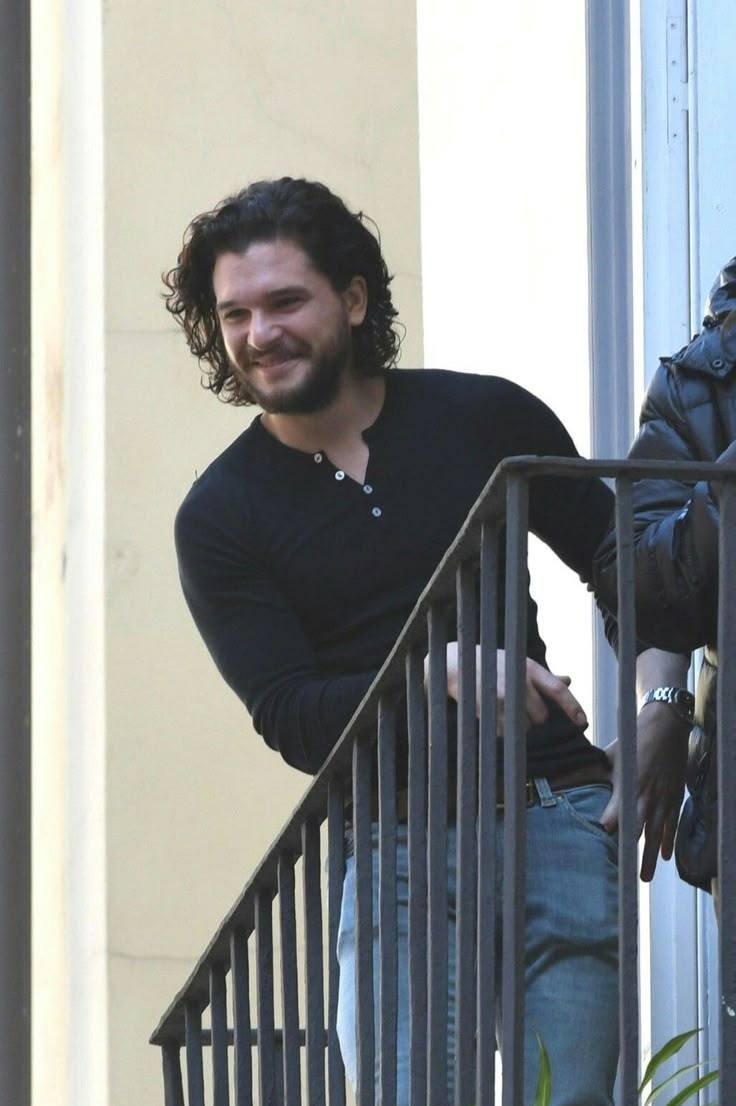 kissedbyjonsnow's tweet image. When you think about this photo of Kit Harington exists🥹... Life was good when we used to get to see him often😭 #KitHarington