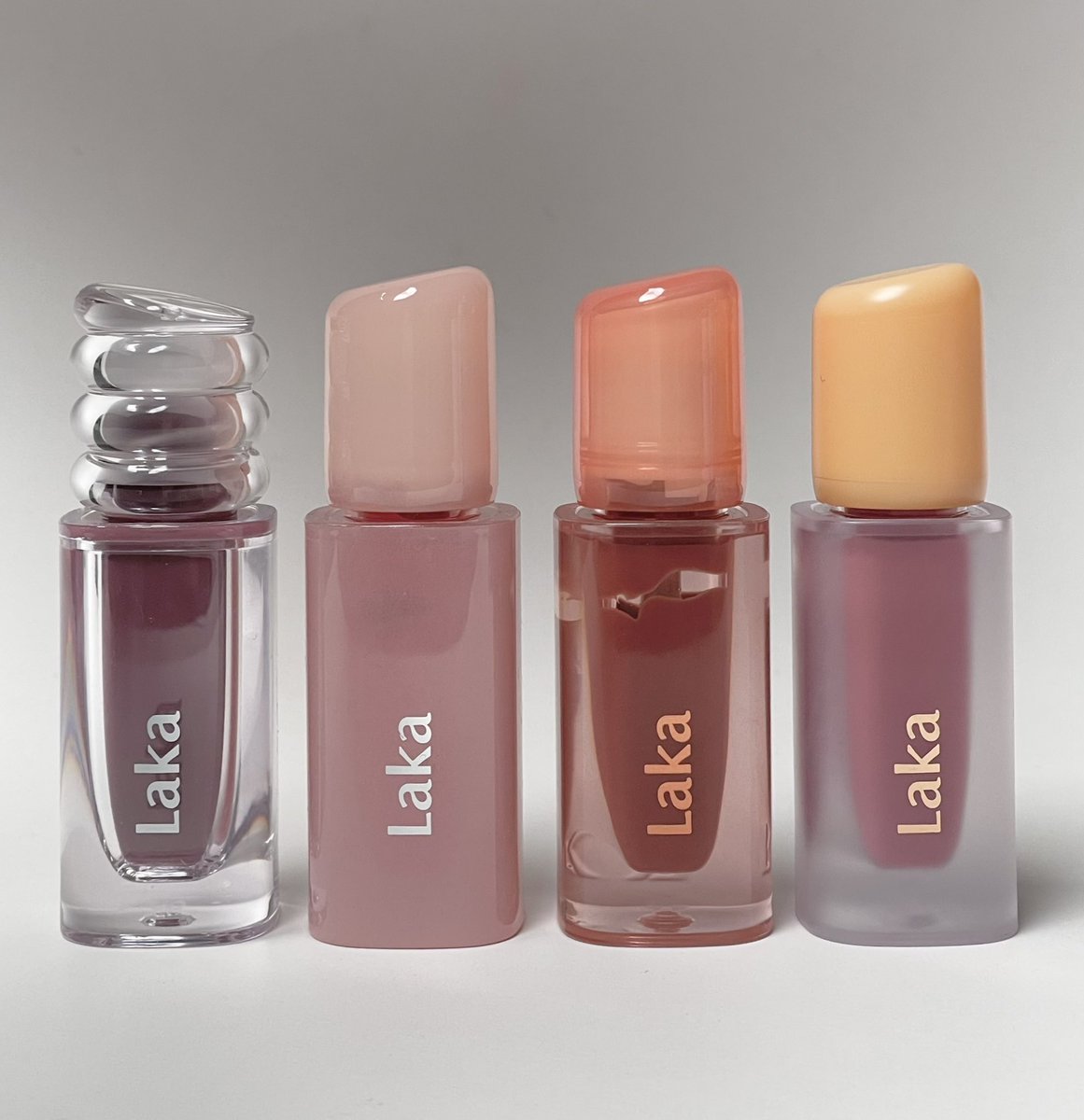 jjdoesitwork's tweet image. laka รุ่นแท่งใสสวยทุกสีจริงคือนัวละมุนมากกก พอมี 4 รุ่นเริ่มงงต่างกันยังไง สรุปเทียบทุกรุ่นให้นะ 

สเตนทนสุด: ฝาชมพู&amp;gt;ฝาส้ม&amp;gt;ฝาใส&amp;gt;ฝาเหลือง 
ฟินิชฉ่ำสุด: ฝาใส&amp;gt;ฝาส้ม&amp;gt;ฝาเหลือง&amp;gt;ฝาชมพู
สีสดใสสุด: ฝาชมพู&amp;gt;ฝาเหลือง&amp;gt;ฝาส้ม&amp;gt;ฝาใส  
สีนัวละมุน: ฝาใส&amp;gt;ฝาส้ม&amp;gt;ฝาเหลือง&amp;gt;ฝาชมพู 
เฉดเยอะสุด:…