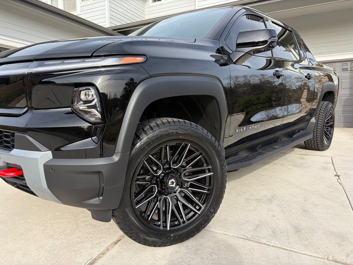 CustomWheelsExp's tweet image. Electrify your ride with the Gear Offroad Edge wheels! Check out these 22x10 Gear Offroad 770BM Edge wheels on this leveled 2026 Chevy Silverado EV Trail Boss. 

Shop the 770BM today -&amp;gt; ow.ly/iPhT50Xmt6p

@ATDWheels @GearOffroad #SilveradoEV #GearOffroad #EVTrucks