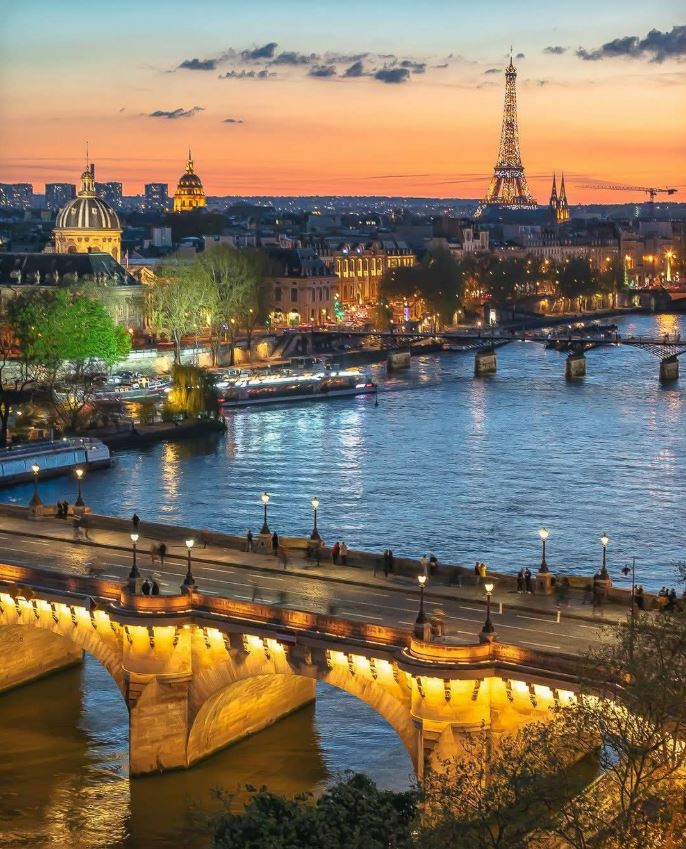 VIParis's tweet image. Sunset over the Seine...#Paris #EiffelTower #Sunset #tuesdayvibe #architecture #France #Tuesday #Parisjetaime 📸 colorsofsprings  💖💞