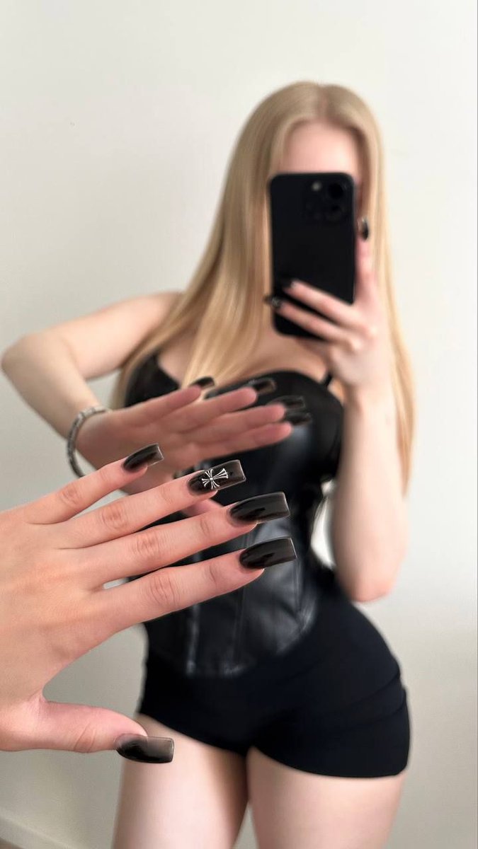 deePancaw's tweet photo. Schwarz war schon immer meine Lieblingsfarbe 🖤 https://t.co/85FNoacXsD