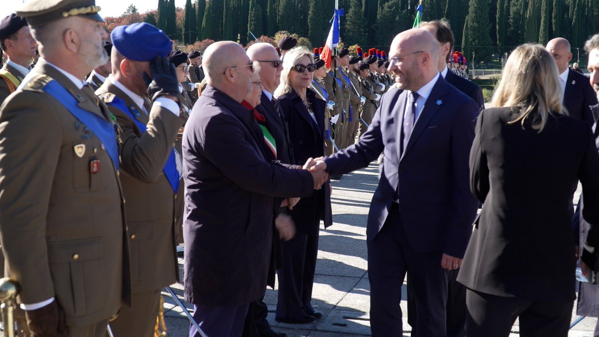 regioneFVGit's tweet photo. "La Regione è presente perché perpetuare il ricordo della storia in un luogo iconico come #Redipuglia è fondamentale". Così
@SebastianoCall2 a cerimonia nel #GiornoUnità nazionale. A #trieste @Pier_Roberti all'alzabandiera e @ZannierStefano a #pordenone 👇https://t.co/JR9TDUNYaK https://t.co/v6h36Y4BLf