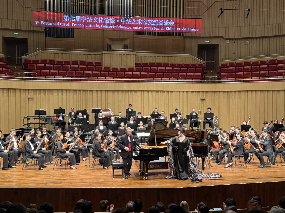 XuLi52940770's tweet image. Hier soir à Changsha, des artistes chinois et français ont uni leurs talents pour offrir à la ville un concert inoubliable. De la chanson « La vie en rose » interprétée par #LianeFoly aux mélodies envoûtantes de « Liuyang River », le public a vécu un voyage musical unique !