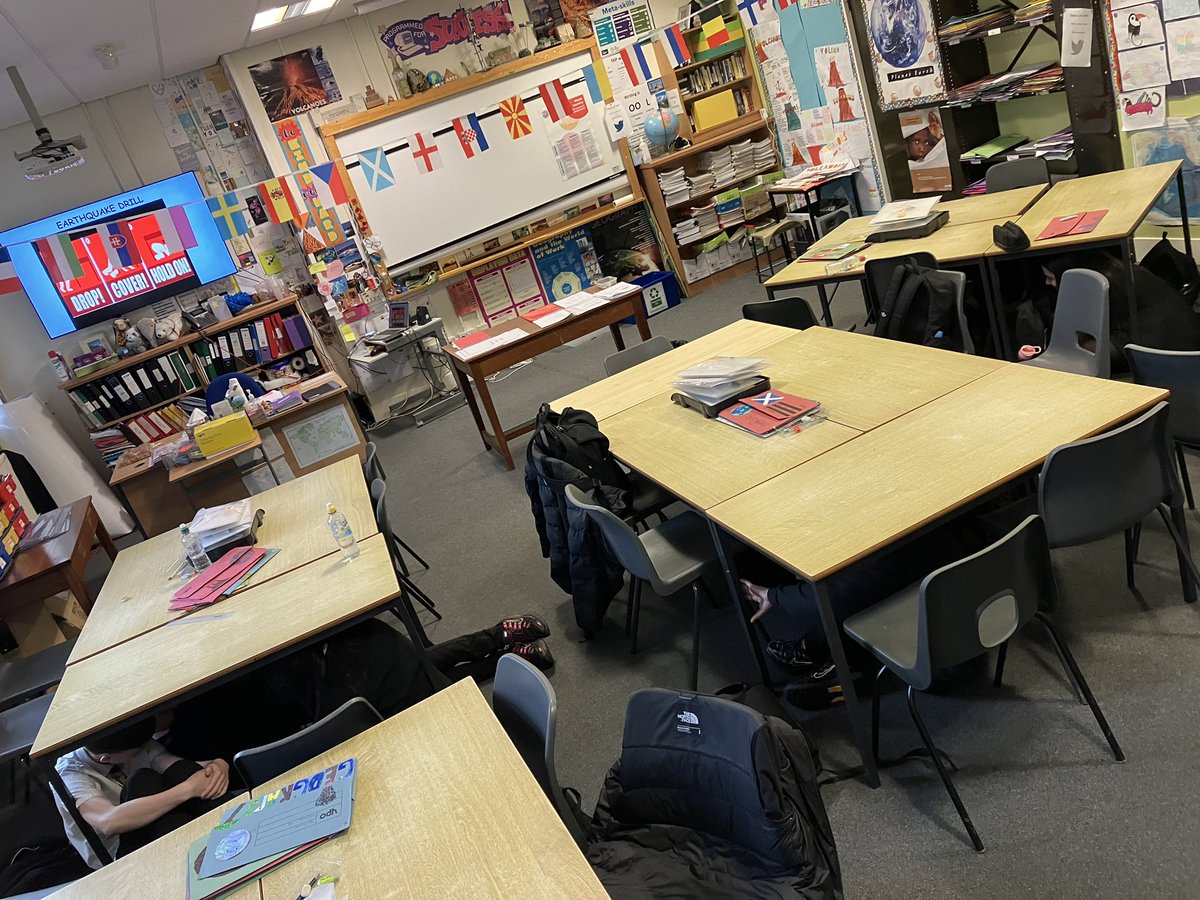 S2 Geographers <a href="/KAhumanities/">KAHumanities</a> survived their earthquake drill 🫨#article28
