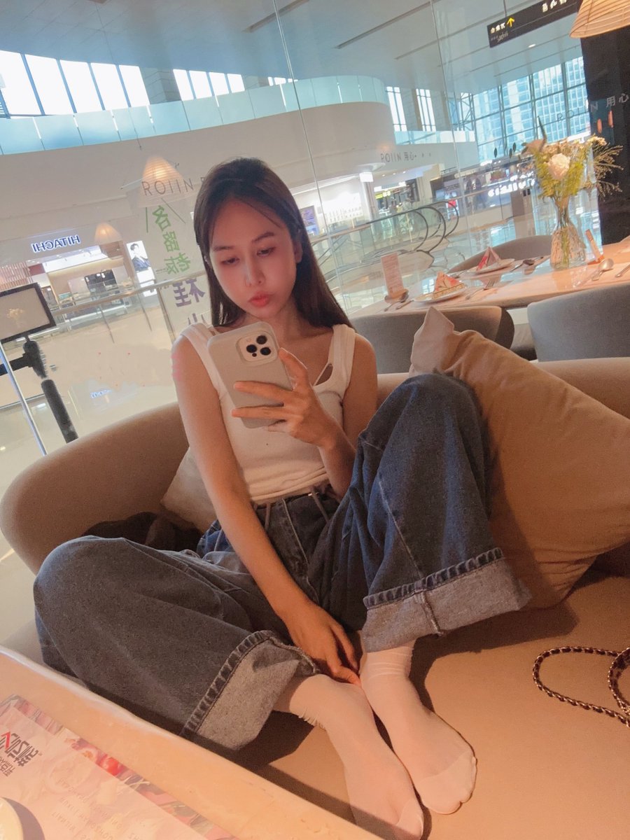 叫我一定要给他多穿几天，我想说我逛一天街其实就够了😛
#原味丝袜 #丝袜诱惑 https://t.co/Sm1YV3S1T9