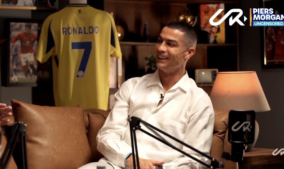 TouchlineX's tweet image. 🚨🗣️ 𝗡𝗘𝗪: Cristiano: “Georgina is special for me. Apart from her beautiful body that I like, she is a person that understands me and takes care of me and my family."