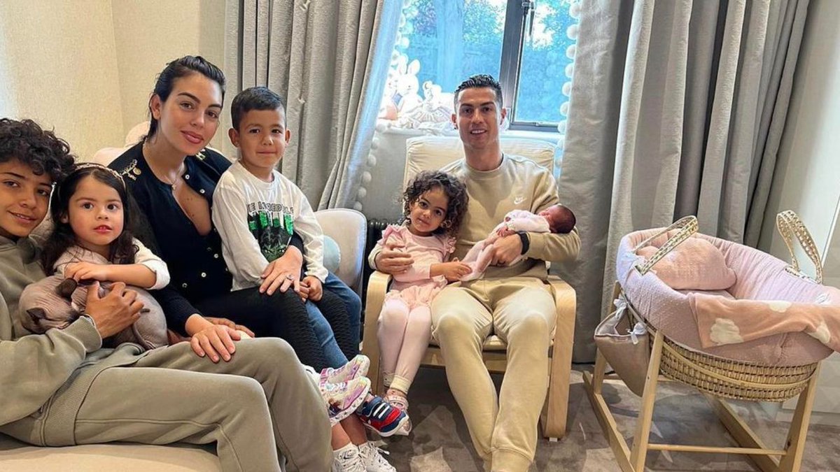 Footballogue's tweet image. Cristiano Ronaldo raconte le moment où il a 𝗗𝗘𝗠𝗔𝗡𝗗𝗘́ 𝗦𝗔 𝗙𝗘𝗠𝗠𝗘 𝗘𝗡 𝗠𝗔𝗥𝗜𝗔𝗚𝗘 devant ses petites filles, c&apos;est beau ! 🥹 ❤

&quot;𝗚𝗲𝗼𝗿𝗴𝗶𝗻𝗮 𝗺’𝗮 𝗱𝗲𝗺𝗮𝗻𝗱𝗲́ 𝘂𝗻𝗲 𝗯𝗮𝗴𝘂𝗲, c’était un de ses rêves d’avoir une très belle pierre précieuse. Après…