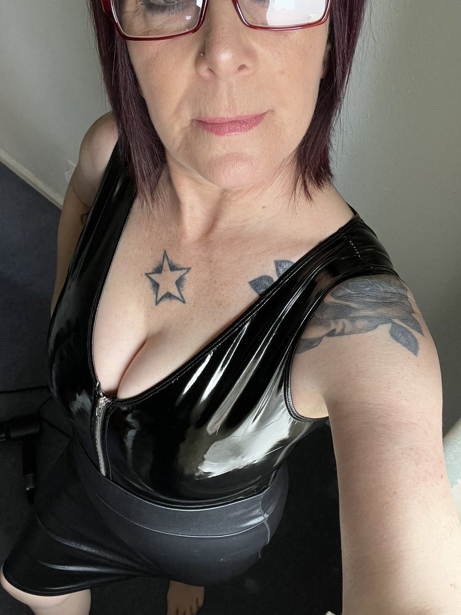 Afternoon boys 

My tits are bursting out of My pvc 👀🔥