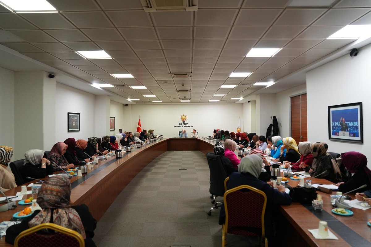 Başkanımız <a href="/salihademirer/">Saliha DEMİRER</a> başkanlığında Yönetim Kurulu Toplantımızı gerçekleştirdik.

AK Parti’nin milletimizin desteğiyle ilk kez iktidara gelişinin yıl dönümü olan 3 Kasım haftasında; Parti Kurucumuz ve önceki dönem Milletvekilimiz <a href="/halideincekara/">Halide İncekara</a> ile geçmişten bugüne uzanan