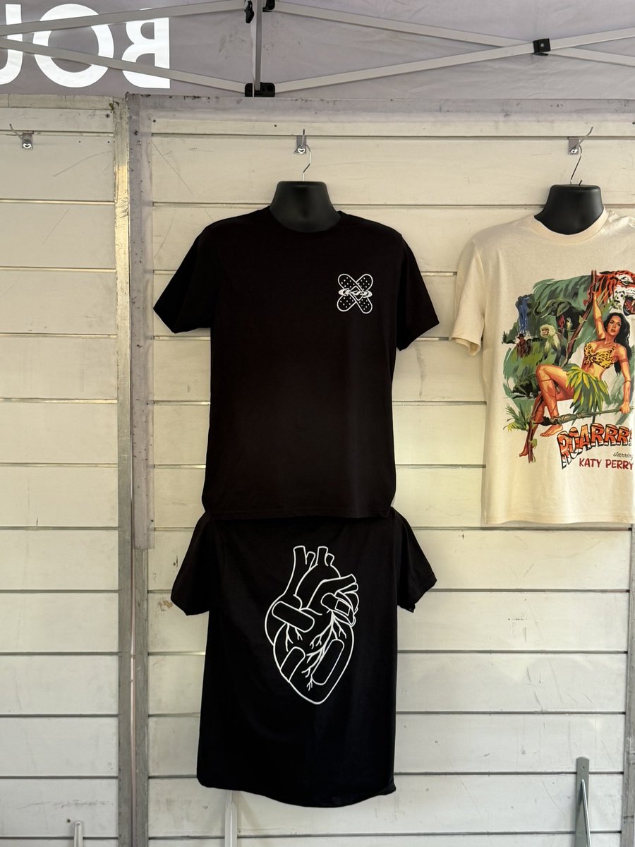 MeYoummi's tweet image. New merch!!!