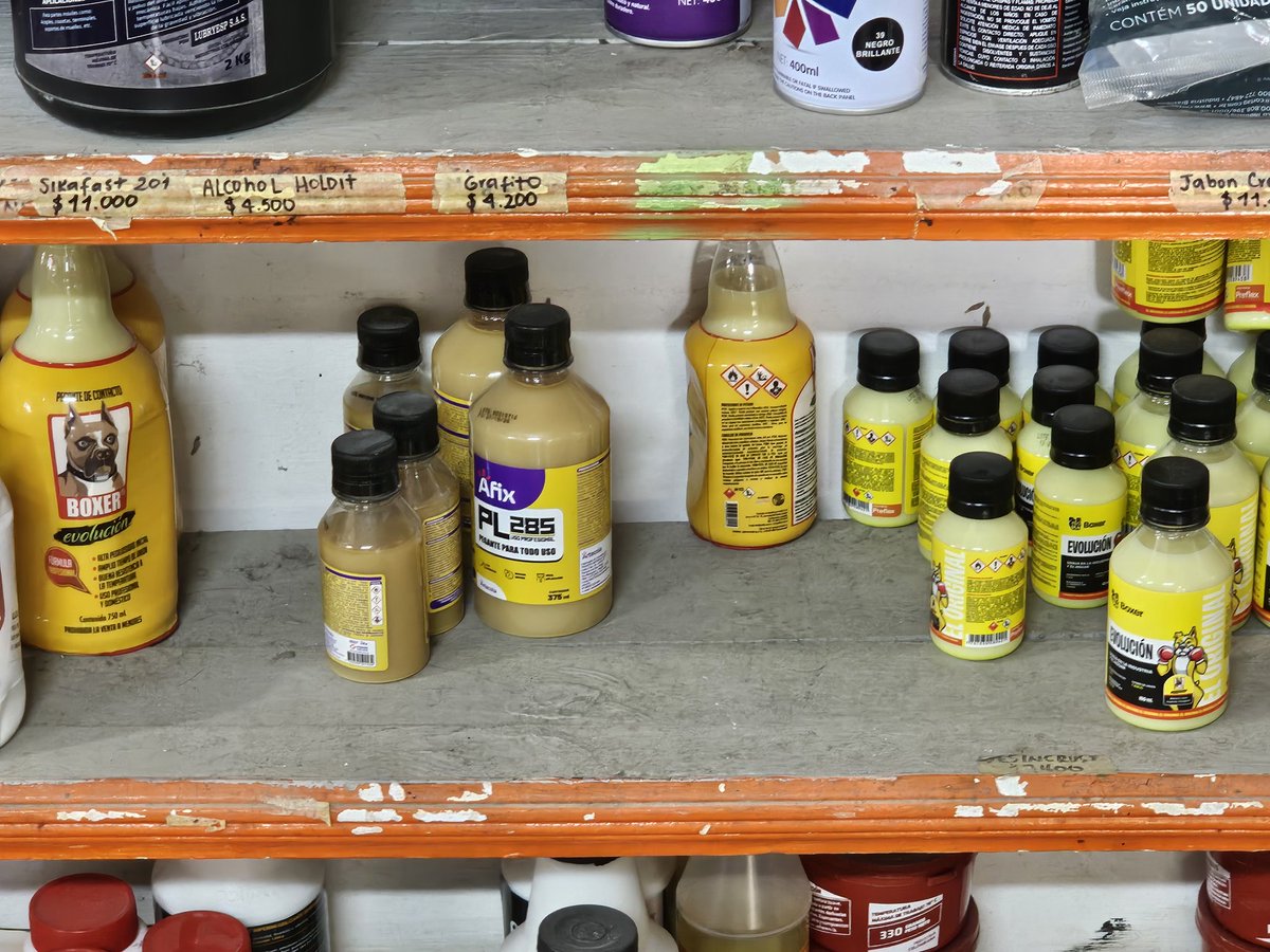 Gracias al gobierno del cambio, los petristas tienen su propia sección en las ferreterías.