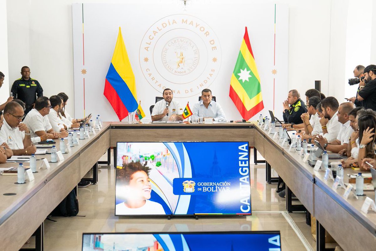 YamilHAranaP's tweet photo. Comenzamos la semana con una mesa de trabajo conjunta junto al alcalde @dumek_turbay y los gabinetes distrital y departamental.

La articulación de proyectos estratégicos es la clave para avanzar en planificación y ejecución. 

Trabajando juntos gana la ciudad y el departamento 🤝