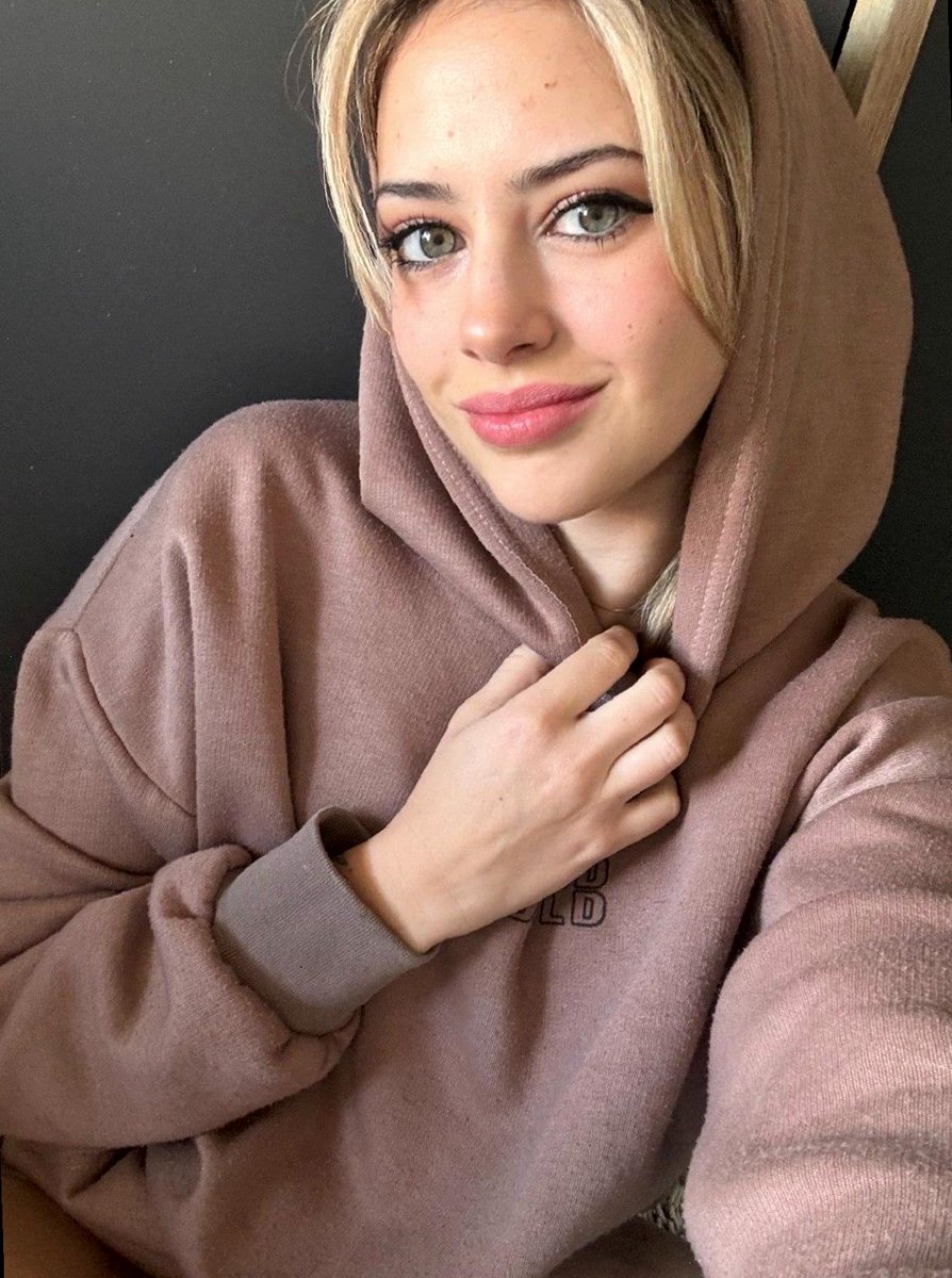 qute_blue's tweet photo. hoodie weather is a mood and also my entire personality https://t.co/xEUzJPb2sp