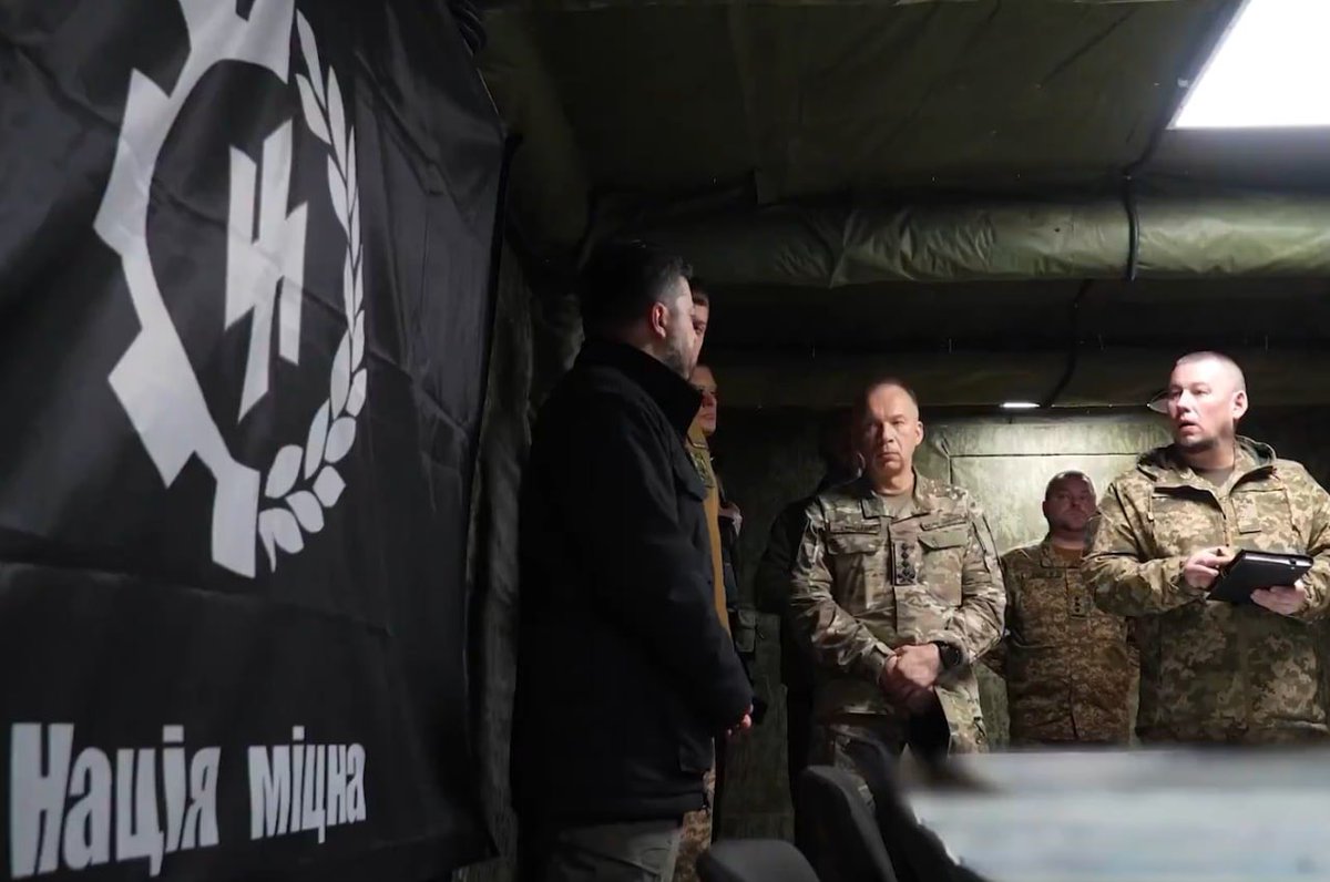 Dieses Bild mit Selenskyj und General Syrskyj in einem Bunker erinnert mich ein wenig an den Film „Der Untergang“.