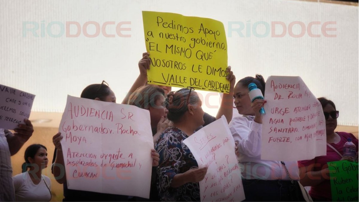 Riodoce_mx's tweet image. #Estatal | Decenas de familias se #manifestaron en el Palacio de Gobierno para exigir mayor atención gubernamental en las asignaciones de #viviendas, la regulación de terrenos y obras de infraestructura básica para d#esplazados y personas sin patrimonio.
acortar.link/jArqAs