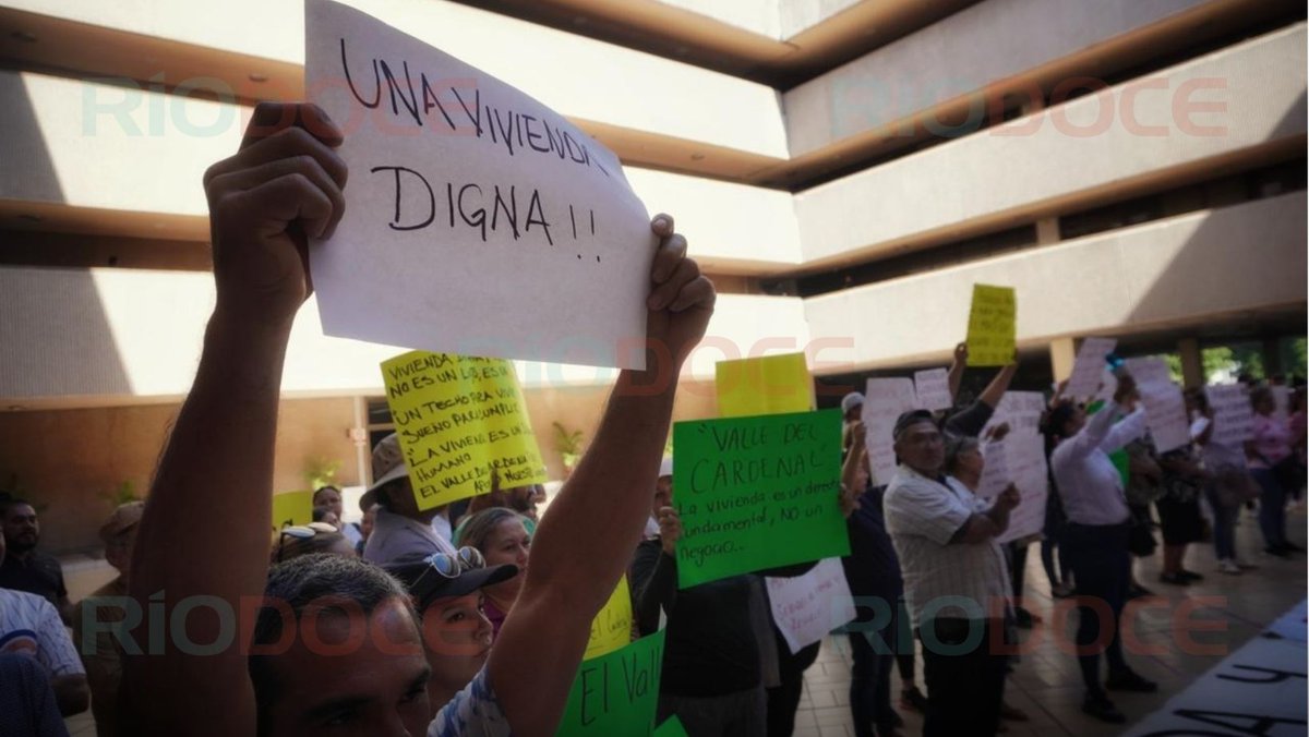 Riodoce_mx's tweet image. #Estatal | Decenas de familias se #manifestaron en el Palacio de Gobierno para exigir mayor atención gubernamental en las asignaciones de #viviendas, la regulación de terrenos y obras de infraestructura básica para d#esplazados y personas sin patrimonio.
acortar.link/jArqAs