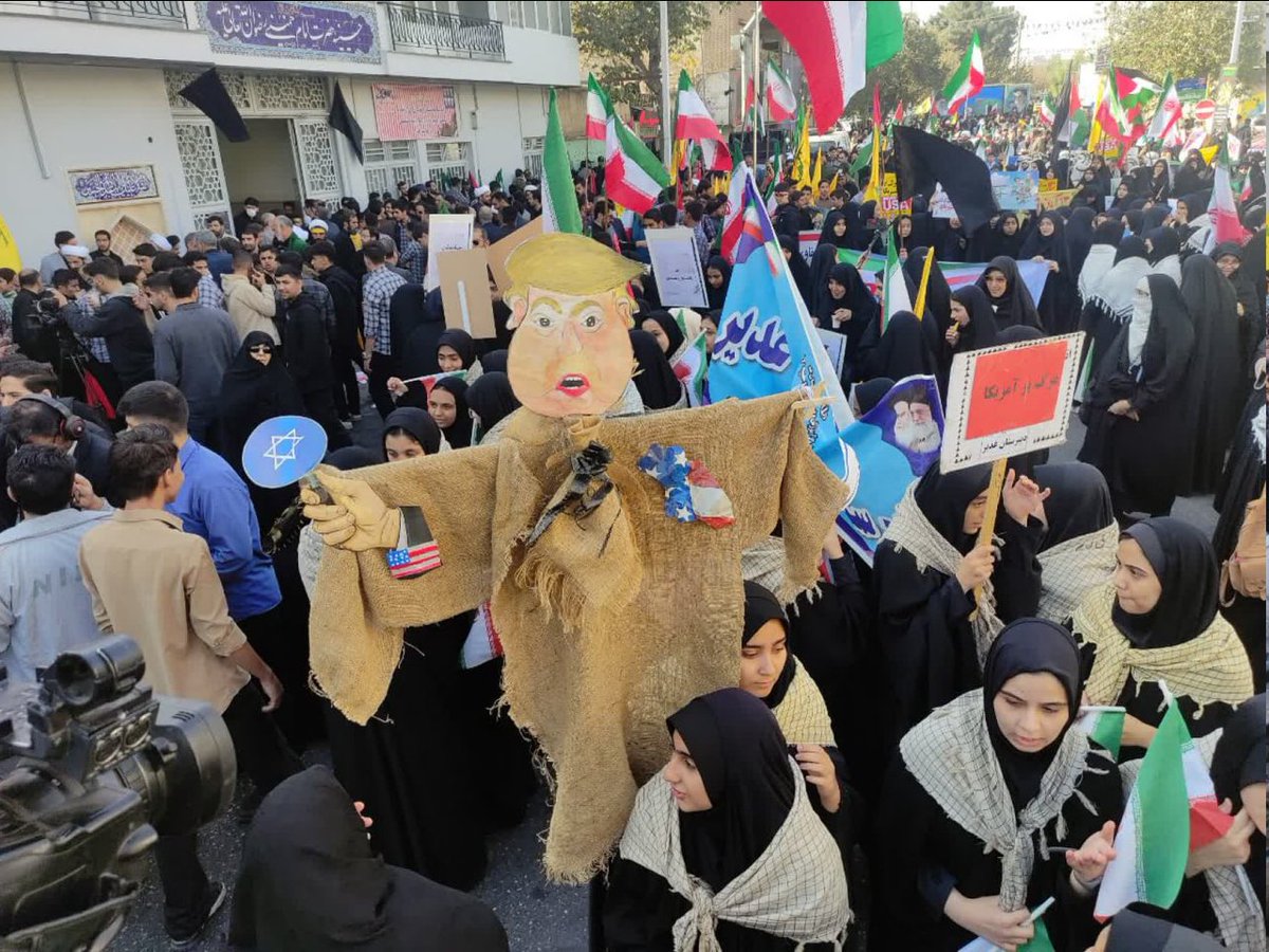 ۱۳ آبان امسال، زنگ مدرسه‌ها با فریاد «مرگ بر آمریکا» هم‌نوا شد؛ زنگی که به‌جای درس ریاضی، عدد غیرت را یاد داد. 🔔🇮🇷🔥
#GreatSatan
#لانه_عنکبوت