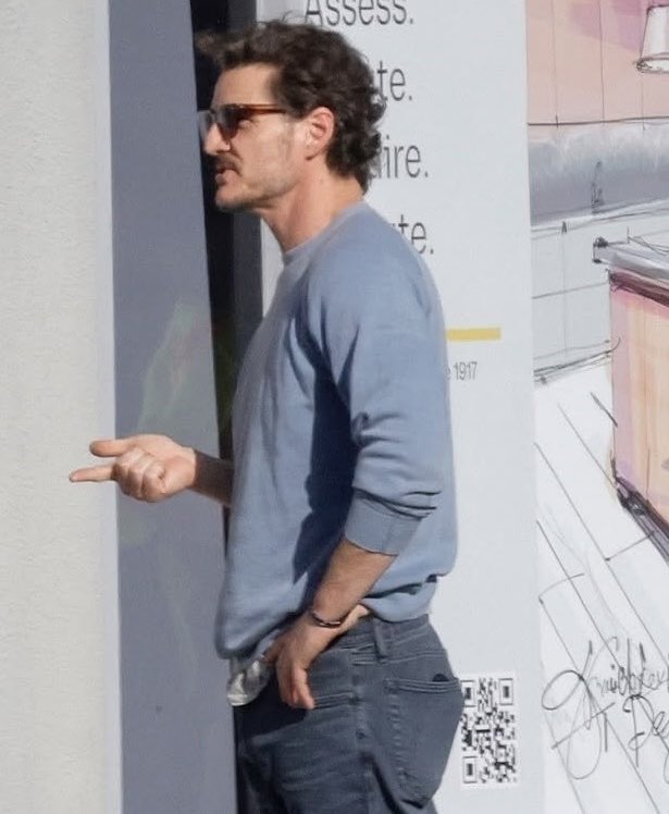 nightwingispunk's tweet image. his stance… 😋