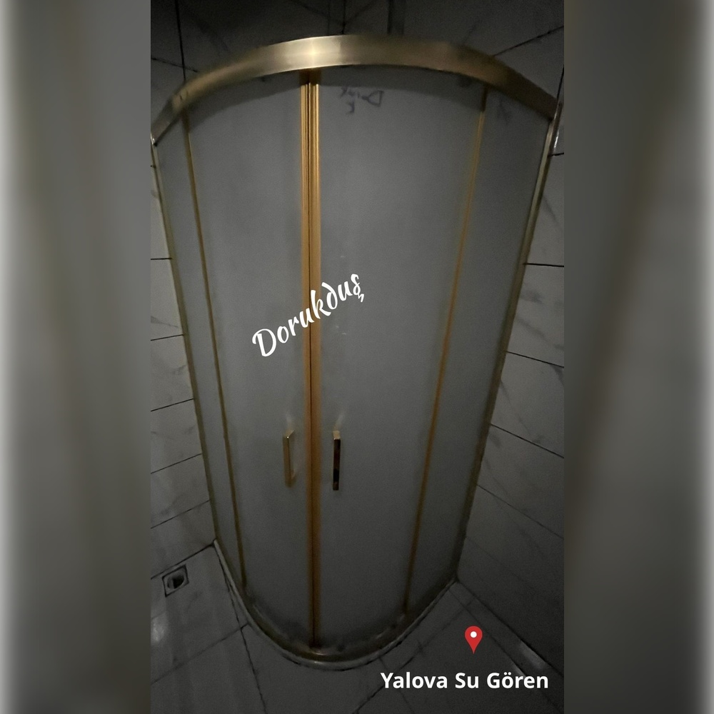 dorukdus's tweet image. Gold profil ve aksesuarlarla lüks detaylanan oval duşakabin modeli, kumlama camlarıyla duş alanı mahremiyetini doruklara taşır.

#dorukduş #dorukdus #bursa #dusakabin #bursadaduşakabin #pleksi #pivotkapı #tekne #Kumlamakabin #kumlamadesen #yerliüretim #bakalit #isteyinyapalım