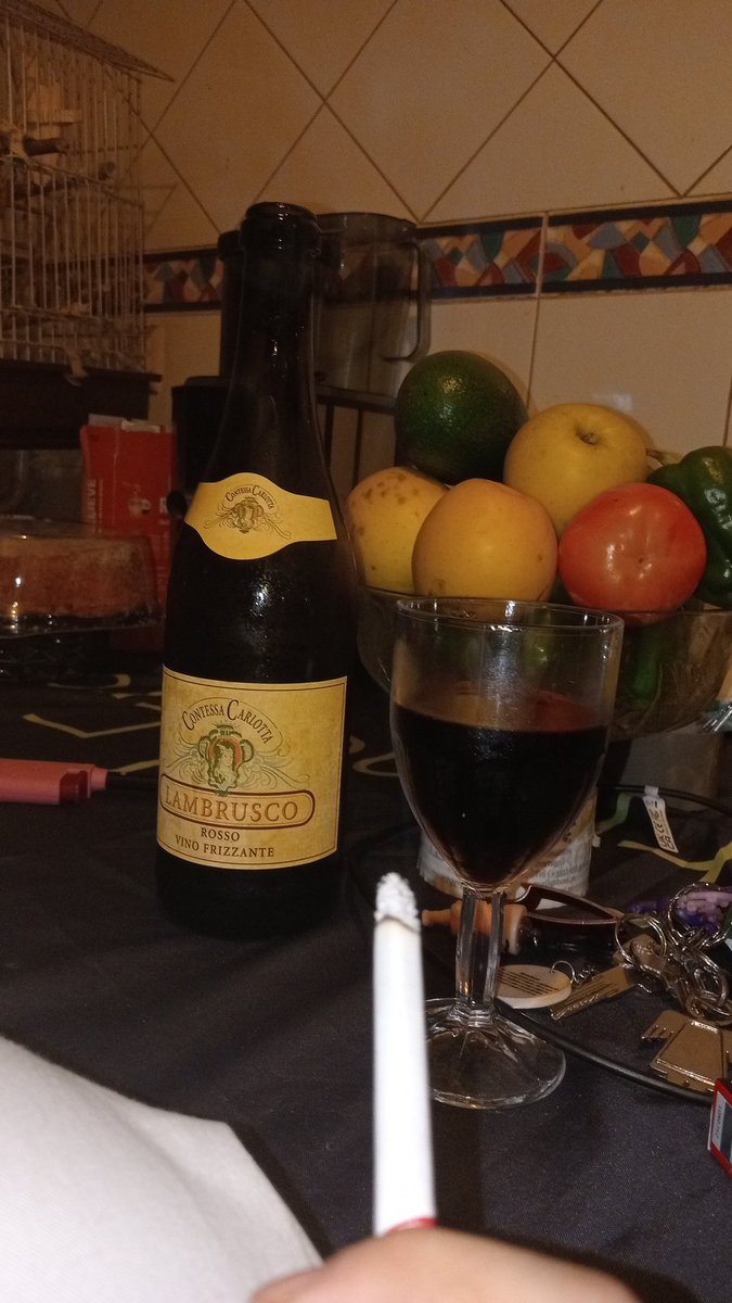 __dzaddy__'s tweet photo. começar a beber as 7 da tarde para estar novinha para o trabalho às 7 da manhã hihihihi https://t.co/wRbUbA7c4g