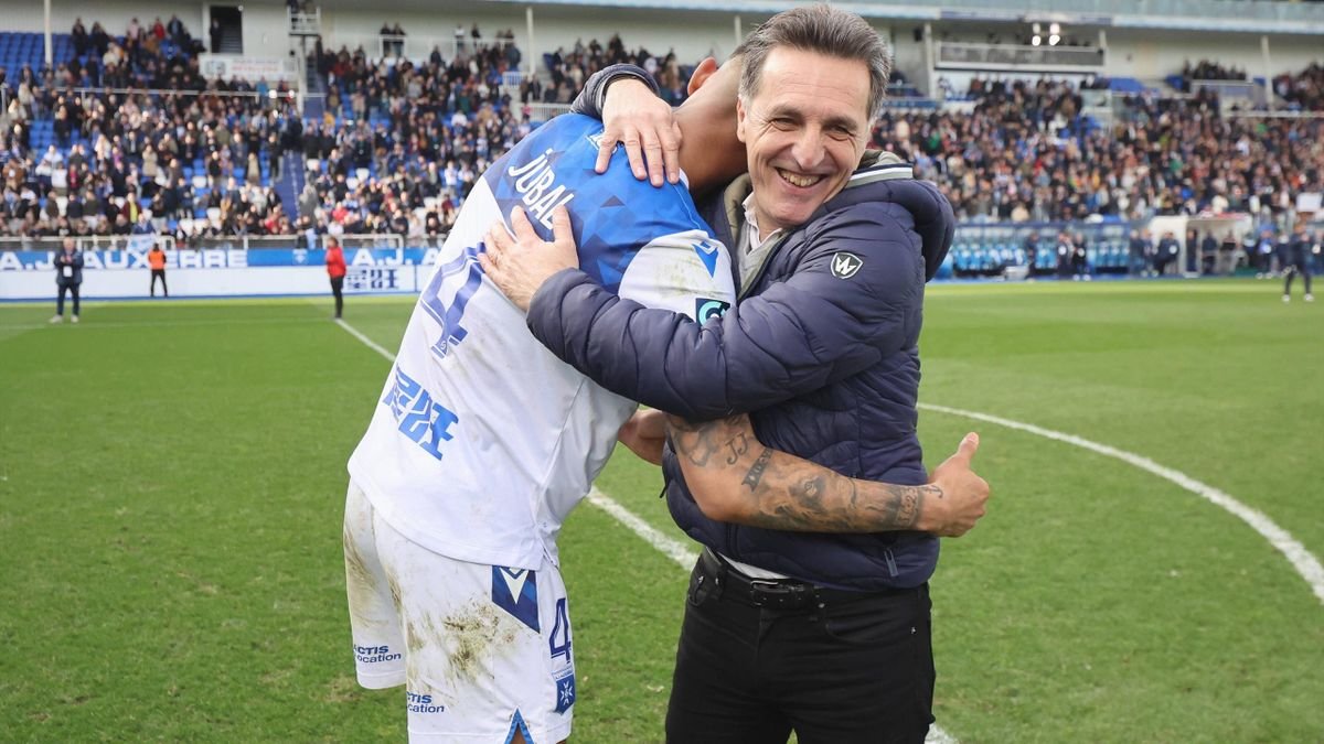 Je ne me suis que très peu exprimé à ce sujet mais je voudrais qu'une chose soit CLAIRE devant les rumeurs de désaccords internes, vérifiés ou non :

DAVID WANTIER VA DEVOIR SAVOIR COMPOSER

AVEC CHRISTOPHE PÉLISSIER

SI L'ON VEUT LA RÉUSSITE DU CLUB

À COURT / MOYEN / LONG TERME