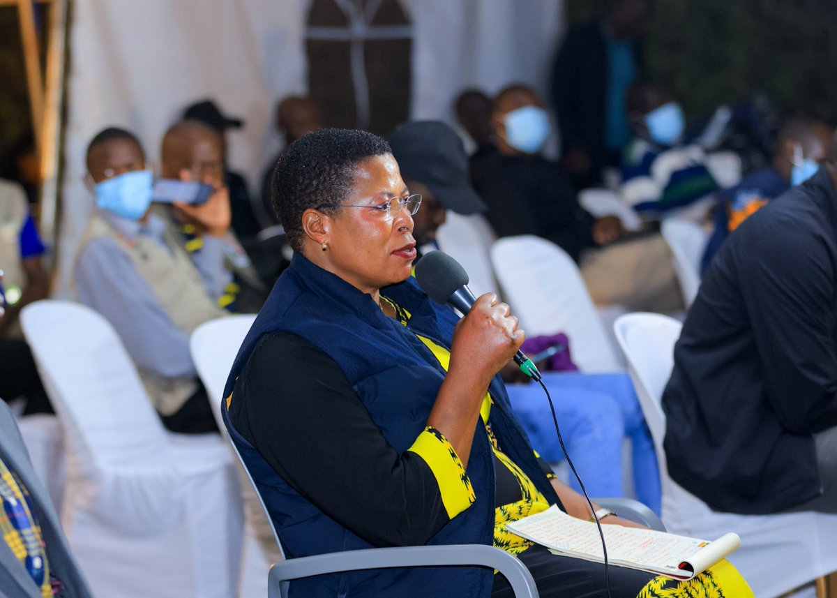MollanJoyce's tweet photo. HAPPENING NOW: President @KagutaMuseveni is engaging journalists from Teso sub-region, outlining the seven pillars of his 2026–31 Manifesto ie Peace, Development, Wealth Creation, Jobs, Service Delivery, Market &amp; Political Integration. #ProtectingOurFuture https://t.co/7YWqjOQnTZ