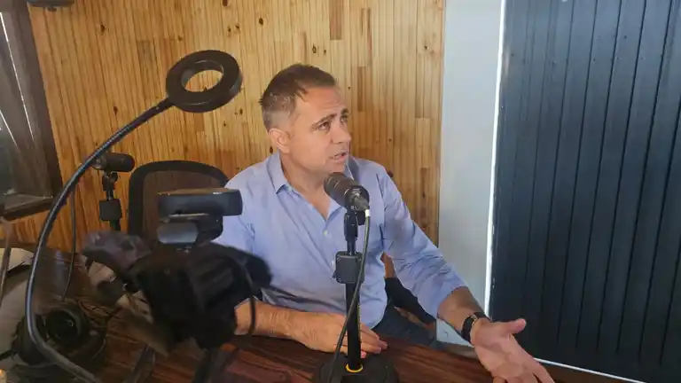 diariojuniot's tweet photo. “El intendente de Concordia @azcue_francisco  me contó que hizo una licitación y le sale $40 millones”. “Abaratamos los costos, aumentamos la productividad, y la ecuación de eso es que vamos a asfaltar bastante por todos lados" dijo @mauriciodavico 

https://t.co/Krl4sHyN2j https://t.co/L6yx78nMyV