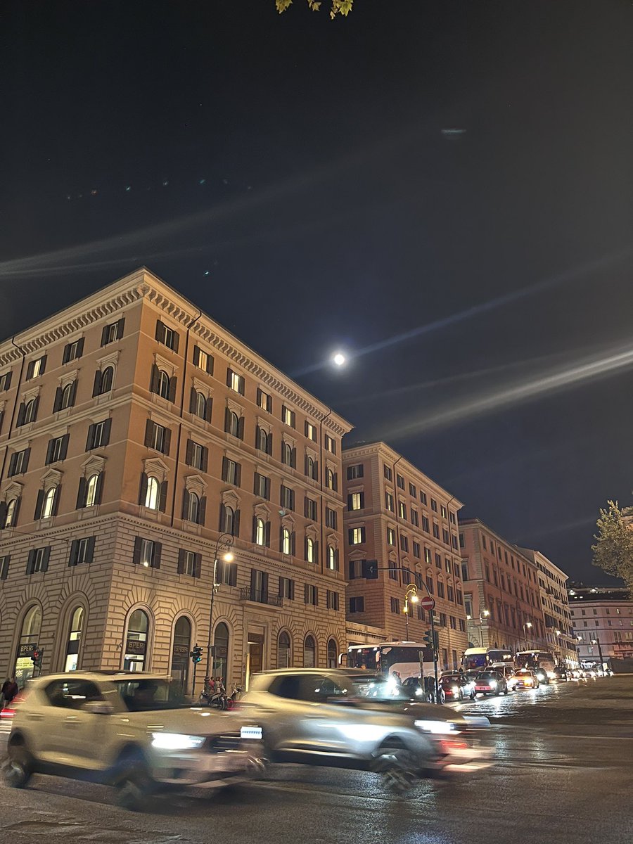 La luna piena a Roma.