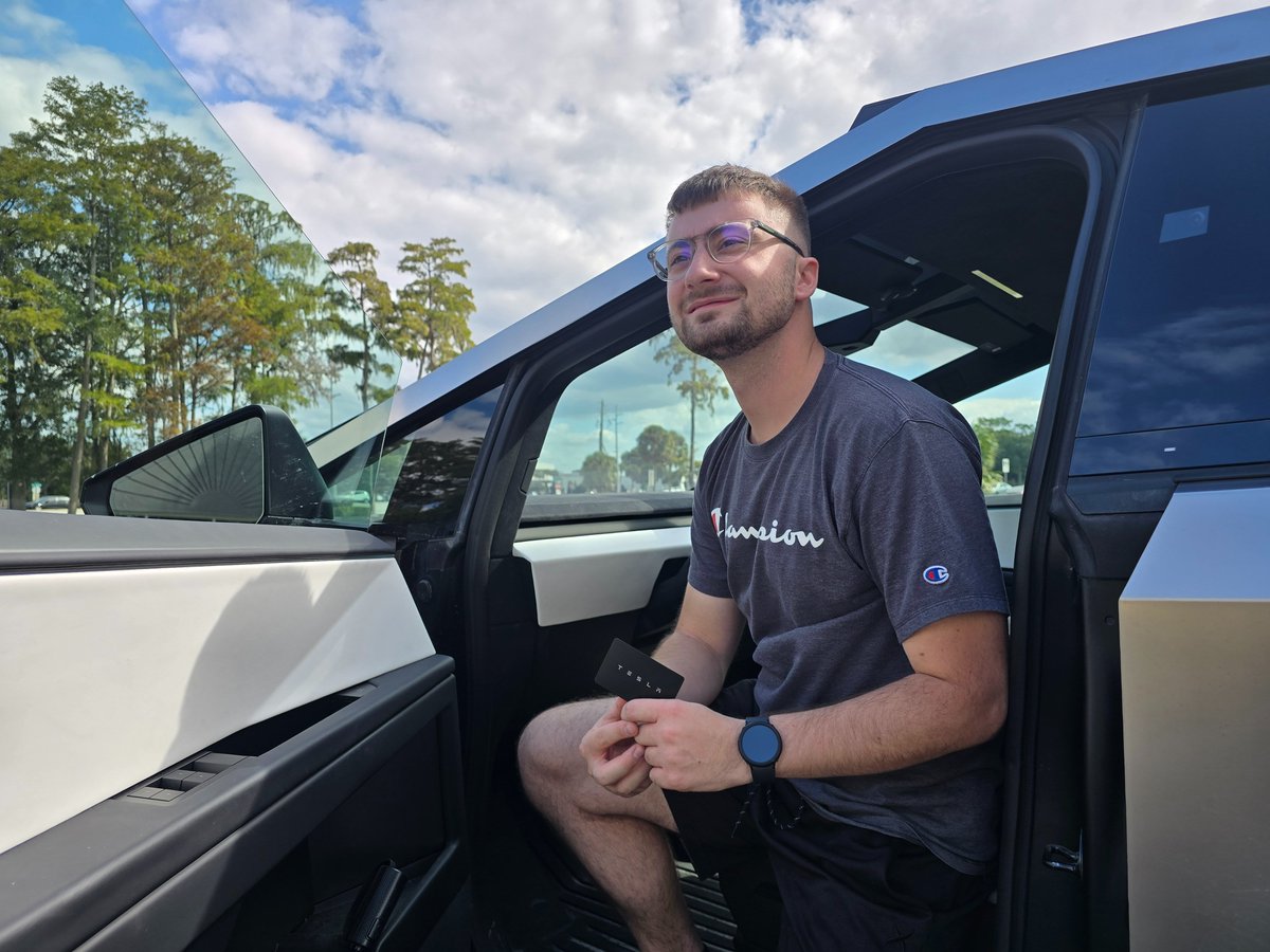 SmartAlecPlays's tweet image. Guys, I just bought a Tesla Truck.

Keep grinding, one day you will be able to afford this. 

Your dreams can be a reality! 💰

#bigballer #MoneyMoves