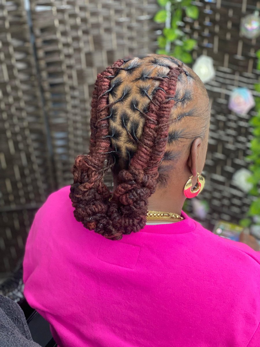 AlaniStory's tweet image. It's loc magic day at Loc Therapy Synergy 1567 St John's Pl Brooklyn NY 😎 #locs #locstyles #naturalhair love