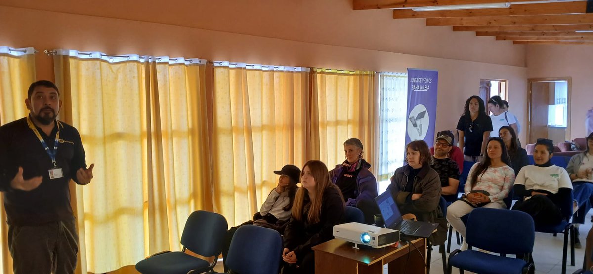 #Atacama: Sumamos a 19 integrantes de la agrupación Changuitas al Agua de Bahía Inglesa, al Programa "Centinelas del Mar". Las personas certificadas, en su mayoría mujeres, recibieron la capacitación sobre el cuidado del medio ambiente marino, sus recursos y fauna protegida.