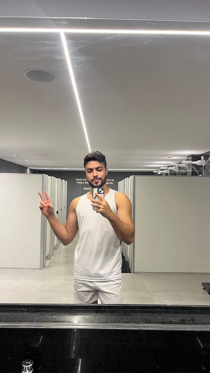 Os bracinhos de frango dele..