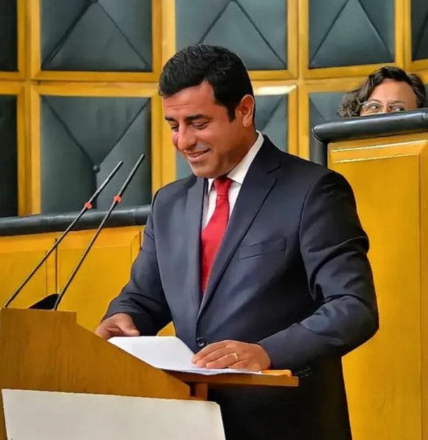 Li derve be yan jî di hundir de be dilê me ye #selahattindemirtaş 

#berxwedan yek navê te ye. Ji ber kû tu zimanê me yî.