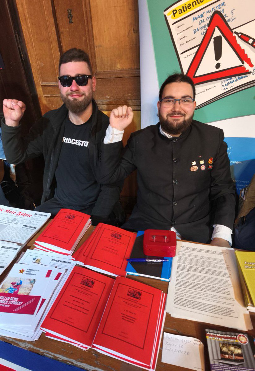 Auf der Linken Literaturmesse hat die KFA Germany ihren Stand gemeinsam mit dem Eigenverlag Wilhelm Pieck der KPD betrieben. Auf dem Bild ist Jeremy Bieringer, Vorsitzender der KFA Germany, gemeinsam mit Maximilian Billner von der KPD zu sehen.