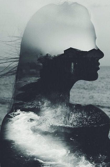 En el silencio
      se escuchan
  las huellas de un tiempo pasado,
el roce invisible
    de lo que se nos escapó
  de entre los dedos
    sin darnos apenas cuenta.
Se siente el vacío que dejaron
     esos adioses
  que nunca pronunciamos,
las miradas
    que no supieron quedarse