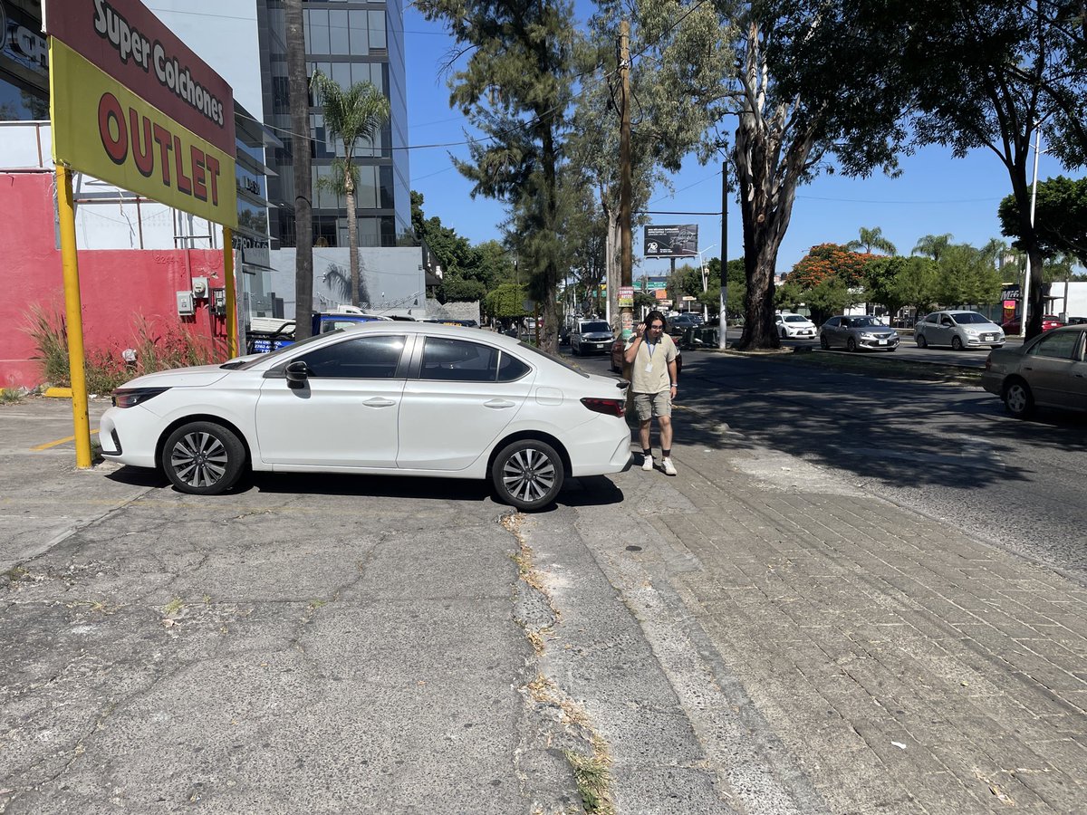 AmargoArqui's tweet image. Ayuda ando @MovilidadZap  autos en banqueta en López Mateos sur frente a súper colchones frente a plaza del sol Zapopan