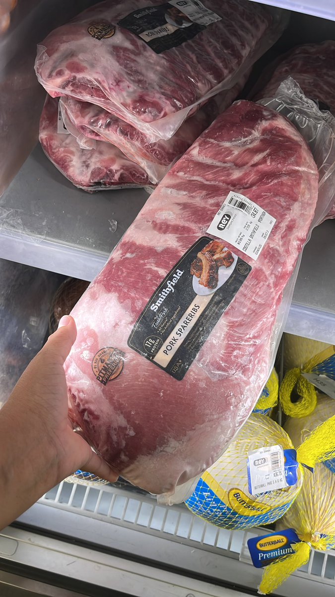 Las costillas de Smithfield en el Rey están al 40% descuento, y están BIG! Algunos cortes de carnes y chorizos también los tienen en descuento.