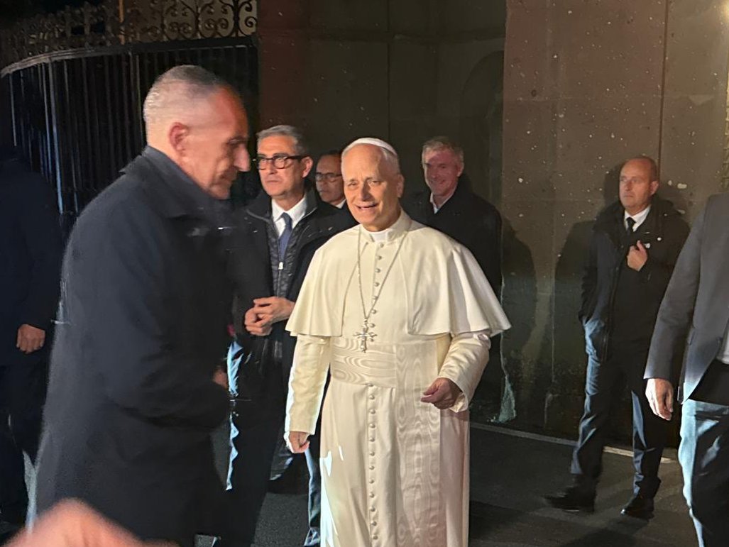 Il #Papa, interpellato sulla fragile tregua dopo il cessate-il-fuoco a #Gaza, dice che "dobbiamo cercare di passare alla seconda fase, come si possono garantire i diritti di tutti i popoli". Esorta quindi a "lavorare insieme per la giustizia per tutti i popoli"